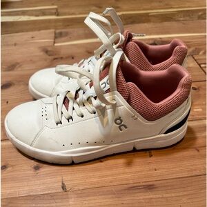 Women’s On Cloud “The Roger” sneakers (7M)